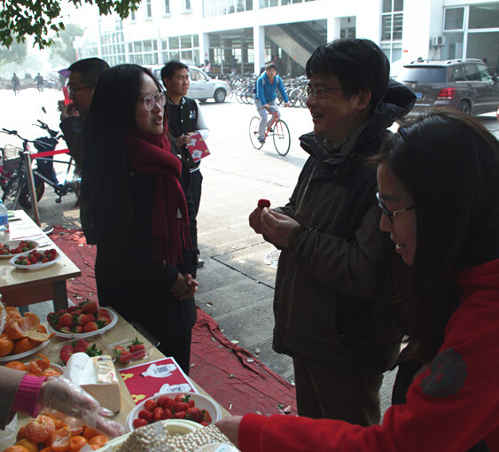 上海交通大學(xué)農(nóng)學(xué)院舉辦草莓試吃活動