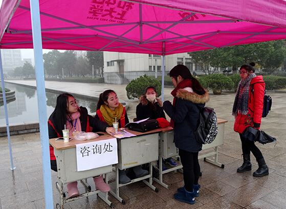 浙傳志愿者參與2016年省藝術(shù)統(tǒng)考志愿服務(wù)