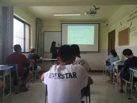 國(guó)際學(xué)校學(xué)生上課