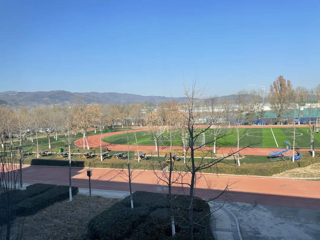 青苗國(guó)際雙語(yǔ)學(xué)校操場(chǎng)
