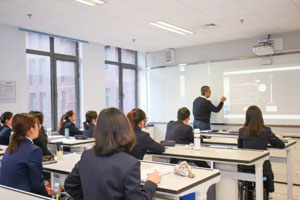 中育貝拉國(guó)際高中