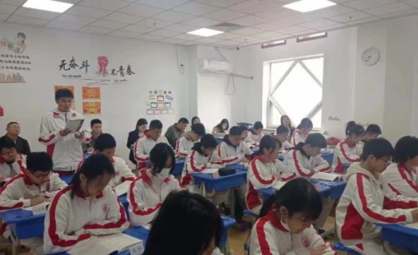 北京東方紅學校初中部的春天，仲春艷陽長 賽課展風采