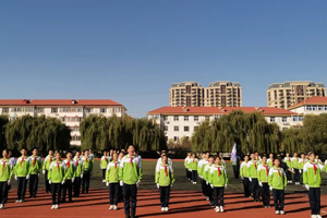 華油榮德小學(xué)第五屆跑操、太極拳比賽——以動健體，以靜養(yǎng)心；積極進(jìn)取，奮勇爭先