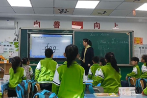 華油榮德小學(xué)開設(shè)愛英語創(chuàng)新課堂——學(xué)好實用英語，傳播中國文化