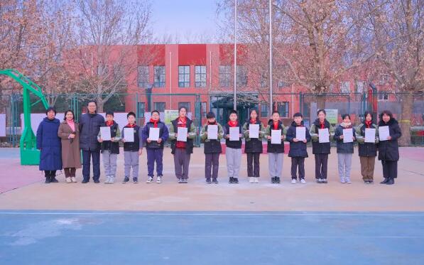 北京市通州區(qū)私立樹人學(xué)校國際競(jìng)賽獲獎(jiǎng)?wù)?/></center><p> 江榮熙 許若晗 趙亞如</p><p> 韓露嘉 蔣云天 王雅特</p><p> 張菡 羅煜翔 王家棟</p><p> 時(shí)西南 馬欣宜 孟想成</p><h2> 優(yōu)秀指導(dǎo)教師</h2><h2> 崔文慧老師</h2><center><img src=