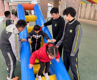 北京市通州區(qū)私立樹人學(xué)校“大手拉小手”，雷鋒精神在校園閃光