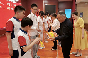 三河市燕橋?qū)W校舉行六年級表彰暨師生動員大會！少年乘風(fēng)起，未來皆可期