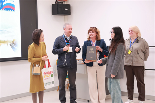 俄羅斯公立學(xué)校來樹人學(xué)校訪問