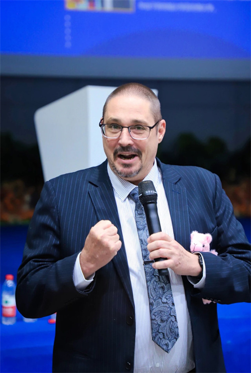 新府學(xué)小學(xué)部外方校長