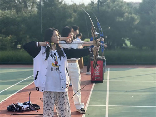 中育貝拉國際高中社團(tuán)活動-射箭