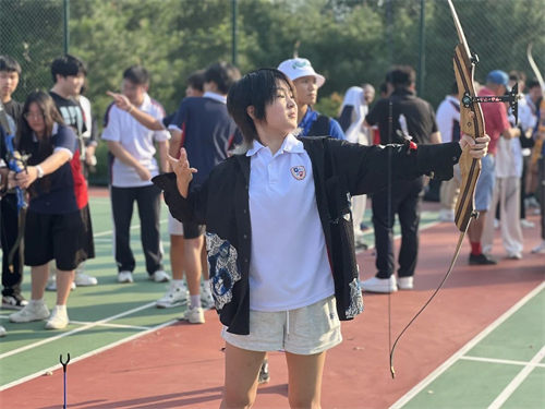 中育貝拉國際高中社團(tuán)活動-射箭