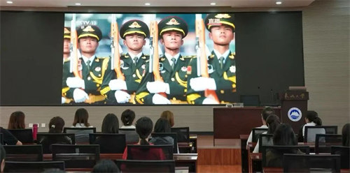 東北大學(xué)哈珀OSSD國際教育中心師生共觀大閱兵