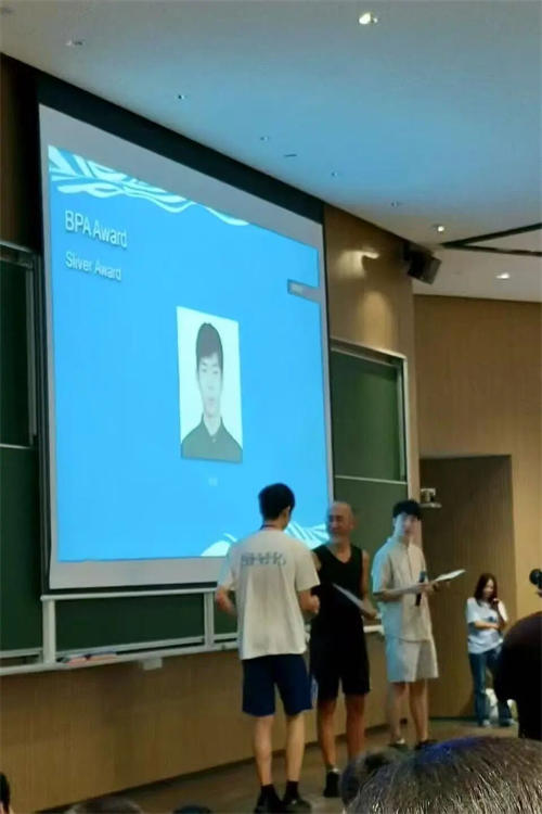 青苗學(xué)校學(xué)生獲丘成桐數(shù)學(xué)營銀獎