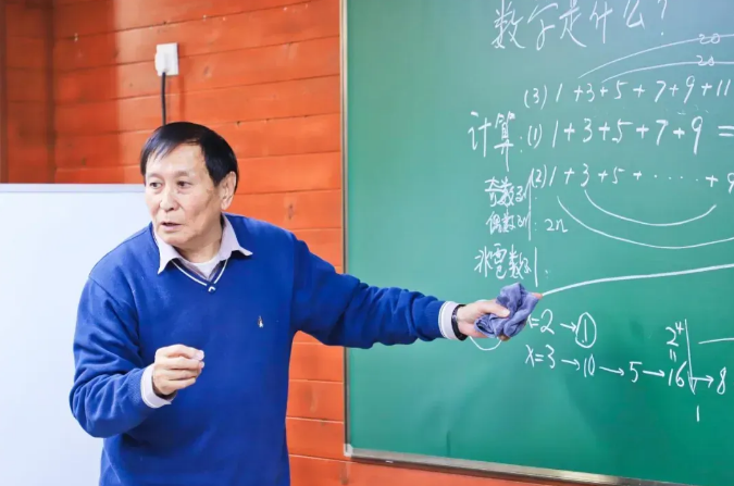 新府學(xué)校長(zhǎng)