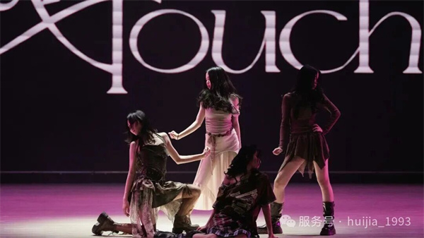 匯佳初中舞蹈隊(duì)四女孩專場演出的溫暖故事