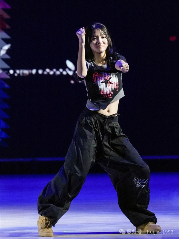 匯佳初中舞蹈隊(duì)四女孩專場演出的溫暖故事